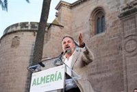 Abascal se reafirma en sus pactos con el PP en Extremadura ante Sánchez: "Vergüenza es promover una invasión migratoria"