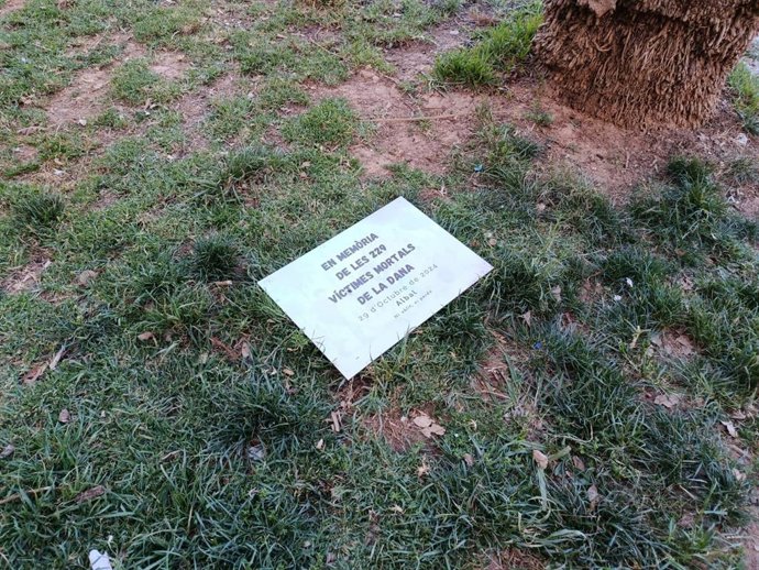 Imagen de la planca del monolito en el suelo