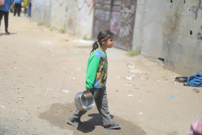 25 de abril de 2026, Nuseirat, Faixa de Gaza, Território Palestino: Palestinos deslocados recebem alimentos de uma cozinha comunitária no campo de refugiados de Nuseirat, na região central da Faixa de Gaza, em 23 de abril de 2026. Desde que os termos do a