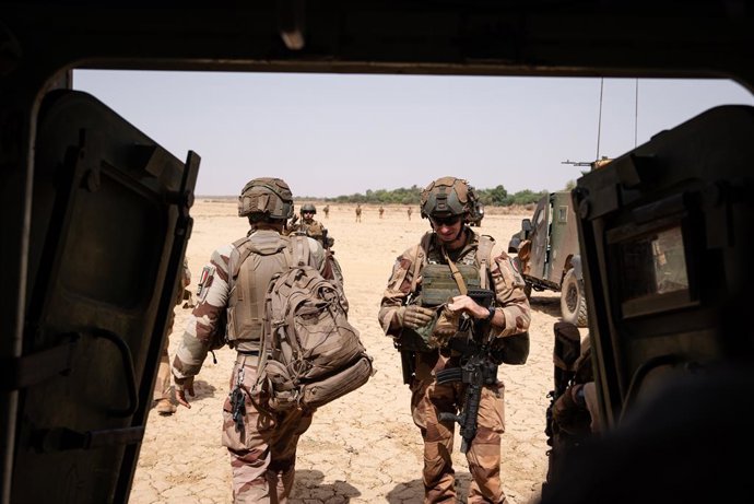 Archivo - Arquivo - 14 de abril de 2022, Gao, Gao, Mali: Soldados franceses pertencentes ao subgrupo de combate do deserto n.º 2 (SGTD2) da força Barkhane vigiam os arredores durante uma visita, em 14 de abril de 2022, a uma torre de água em Gossi, financ