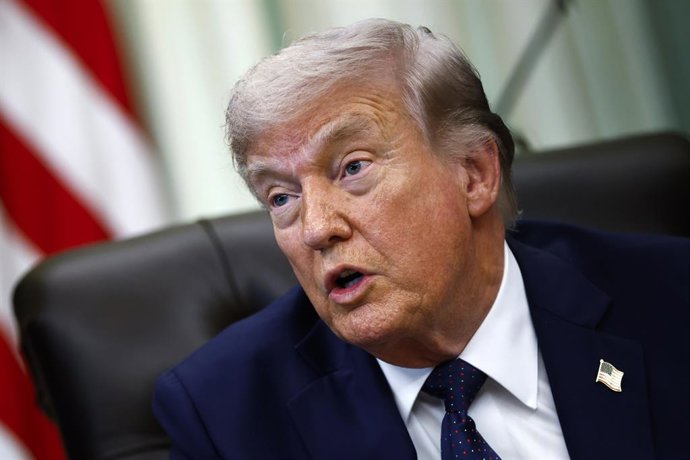 23 de abril de 2026, Washington, Distrito de Columbia, EUA: O presidente dos Estados Unidos, Donald Trump, fala à imprensa no Salão Oval da Casa Branca, em Washington, DC, EUA, em 23 de abril de 2026. O presidente Trump se reuniu com enviados libaneses e 