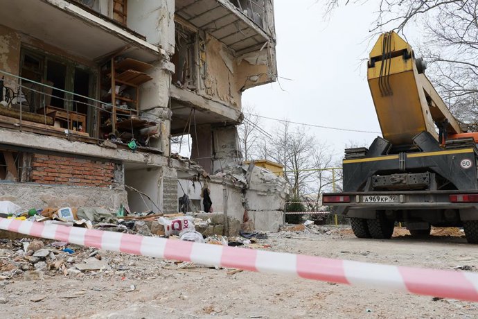 Archivo - RUSSIA, SEVASTOPOL - MARCH 26, 2026: Restoration works are underway in an apartment block in Pavla Korchagina Street where a fire broke out as a result of an explosion. The explosion went off on the ground floor, damaging and destroying apartmen