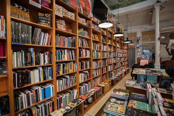 Interior de la librería 8 y medio, a 22 de abril de 2026, en Madrid (España).
