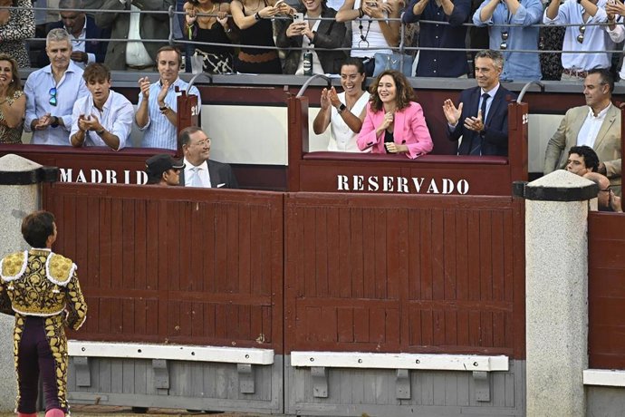 Archivo - Julián López 'El Juli' dedicándole una oreja a Isabel Díaz-Ayuso en la plaza de toros de Las Ventas, a 30 de septiembre de 2023, en Madrid (España).