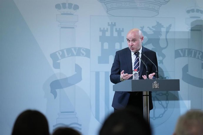 El delegado de gobierno de Cataluña, Carlos Prieto, ofrece declaraciones a los medios tras una reunión del Cuerpo Consular en la Delegación del Gobierno para abordar la regularización de migrantes, a 21 de abril de 2026, en Barcelona, Catalunya (España).