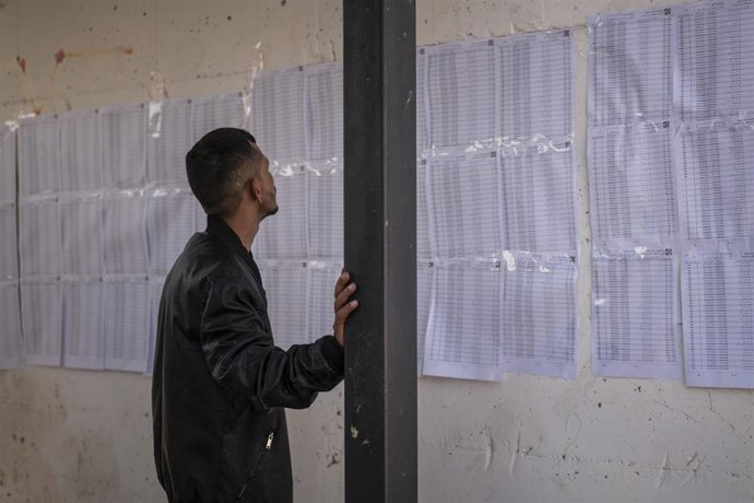 Un votante palestino mira los registros electorales en Yenín (Cisjordania) 