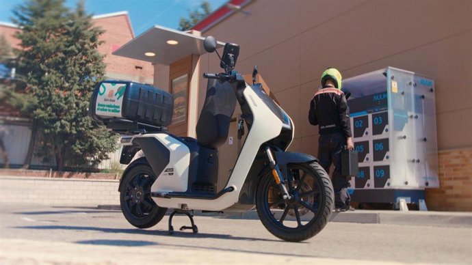 Imagen de una moto de reparto.