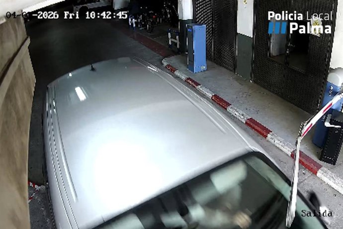 Grabación de una cámara de seguridad en la que se ve a los investigados romper la barrera de seguridad del depósito municipal de Palma.