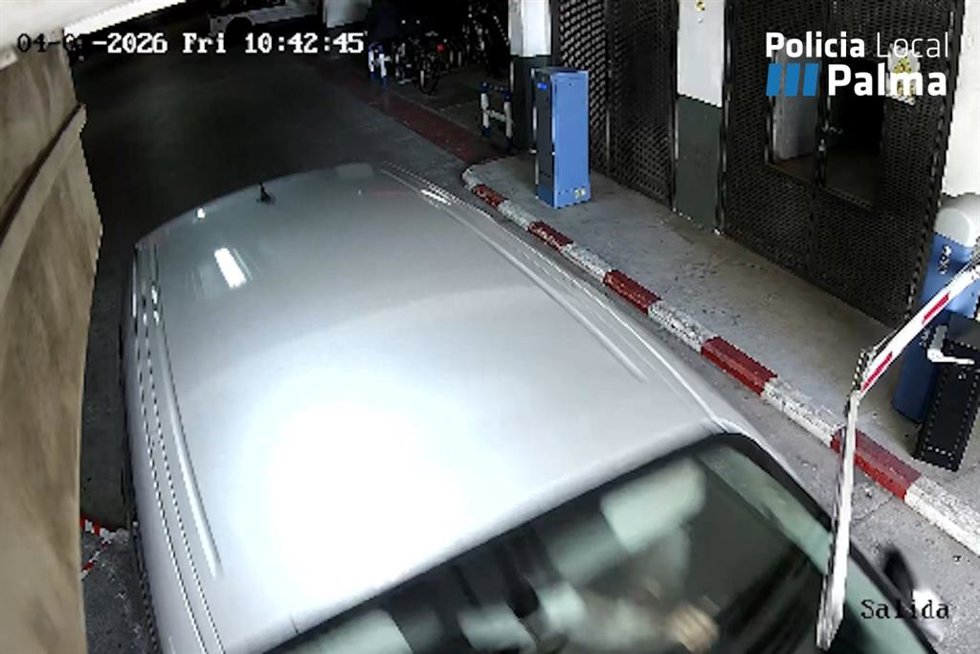 Grabación de una cámara de seguridad en la que se ve a los investigados romper la barrera de seguridad del depósito municipal de Palma.