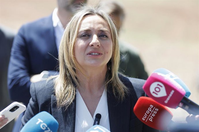 La alcaldesa de Granada, Marifrán Carazo, atiende a los medios durante la visita a las obras de la agrupación de vertidos del barrio El Fargue (Granada). A 22 de abril de 2026, en Granada (Andalucía. España). 