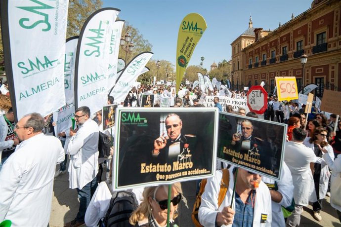 Archivo - Manifestación en Sevilla convocada por el Sindicato Médico Andaluz (SMA) en rechazo del Estatuto Marco que impulsa el Ministerio de Sanidad. A 18 de marzo de 2026 en Sevilla (Andalucía, España). 