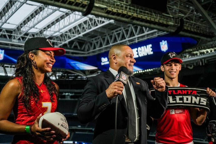 Roberto Carlos anuncia desde el Santiago Bernabéu junto a Atxa Delgado e Iván Escudero la elección de Atlanta Falcons en el Draft de la NFL