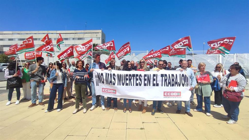 Archivo - Concentración de CCOO Huelva por la "elevada" siniestralidad laboral. Imagen de archivo. 