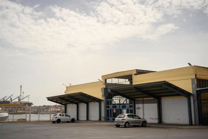 Local de segundas ventas del puerto pesquero de Almería que acogerá a ONG para atender trámites del proceso de regularización de extranjeros.