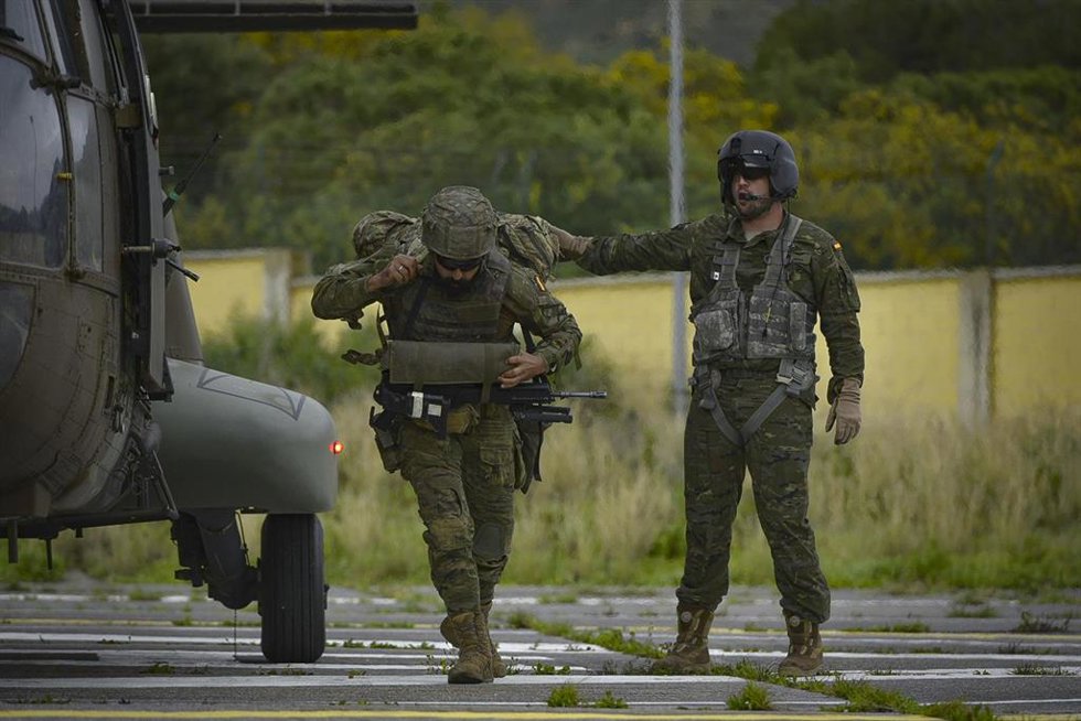 Archivo - Dos militares durante un ejercicio, a 21 de marzo de 2024, en Ceuta (España). 