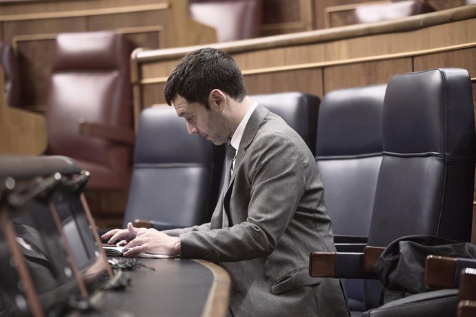 El ministro de Consumo, Pablo Bustinduy, durante una sesión plenaria en el Congreso, a 22 de abril de 2026, en Madrid (España). El pleno del Congreso debate sobre la gobernabilidad de España con preguntas por parte de los diferentes grupos parlamentarios 