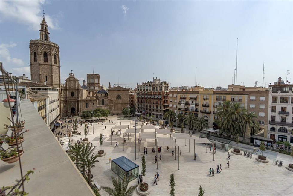 Archivo - Vista general de la plaza de la Reina