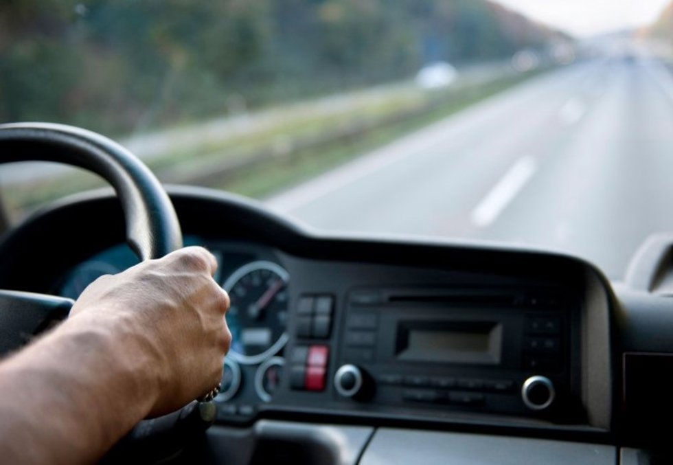 Archivo - Conducción, conductor, volante, carretera, vehículo en una autopista