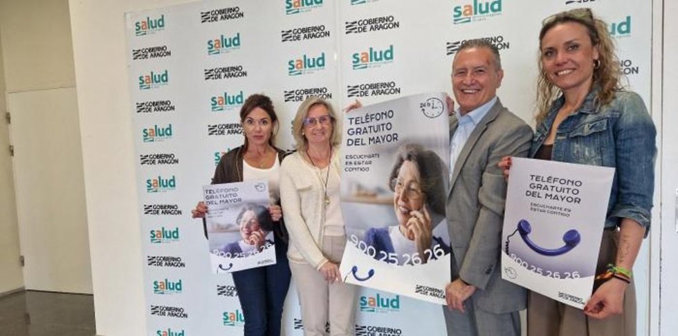De izquierda a derecha, la directora de Enfermería del SALUD, Teresa Clares; la gerente del SALUD, Ana Castillo; el director general de Mayores, Máximo Ariza; y la gerente de Atención Primaria, Pilar Borraz.