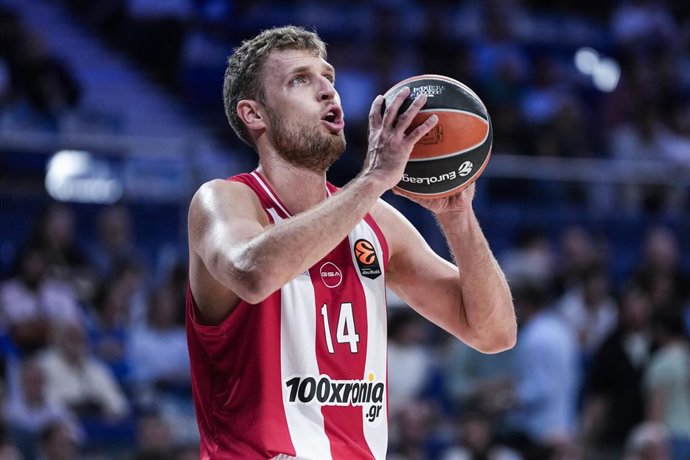 Archivo - Sasha Vezenkov con Olympiacos