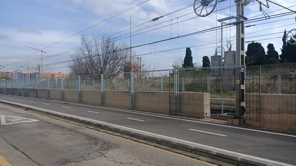 Archivo - Imagen de las vías de Serrería, al final del paseo de la Alameda de València.