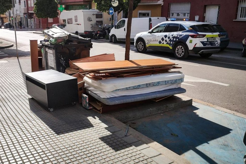 Muebles y enseres fuera de los contenedores.