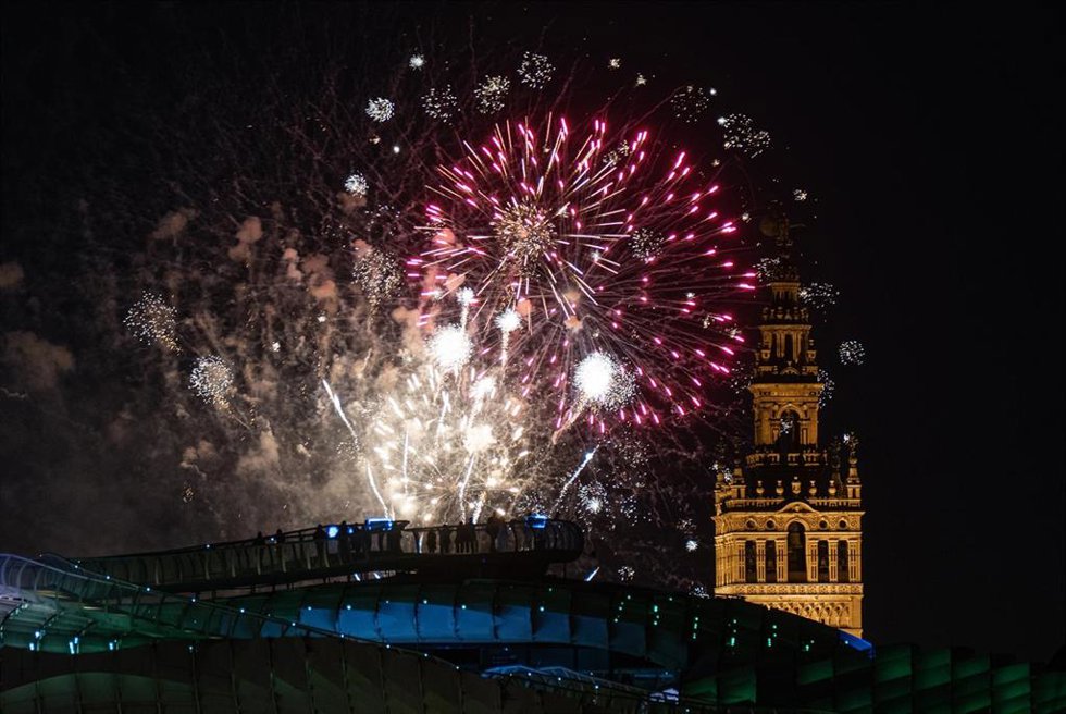 Archivo - Espectáculo de fuegos artificiales sobre Las Setas, con la Giralda de fondo, con el se clausuraba la Feria de Abril del pasado año.