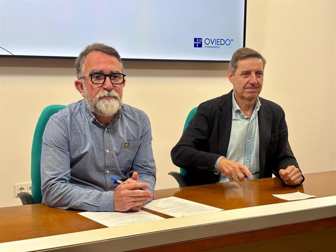 El portavoz del PSOE en el Ayuntamiento de Oviedo, Carlos Fernández Llaneza, y el concejal Juan Álvarez Areces