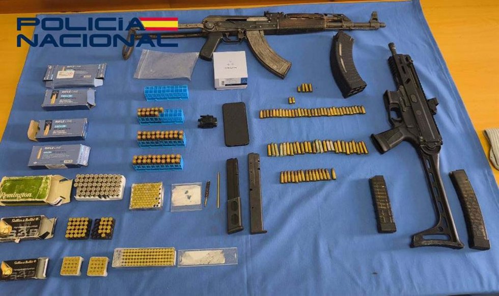 Archivo - Armas y munición intervenidos por la Policía Nacional tras los disparos registrados el 23 de abril de 2026 en el barrio de San Roque de Badajoz.