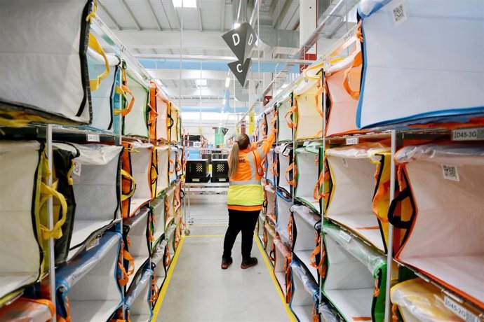 Una joven recién titulada en su puesto de trabajo.