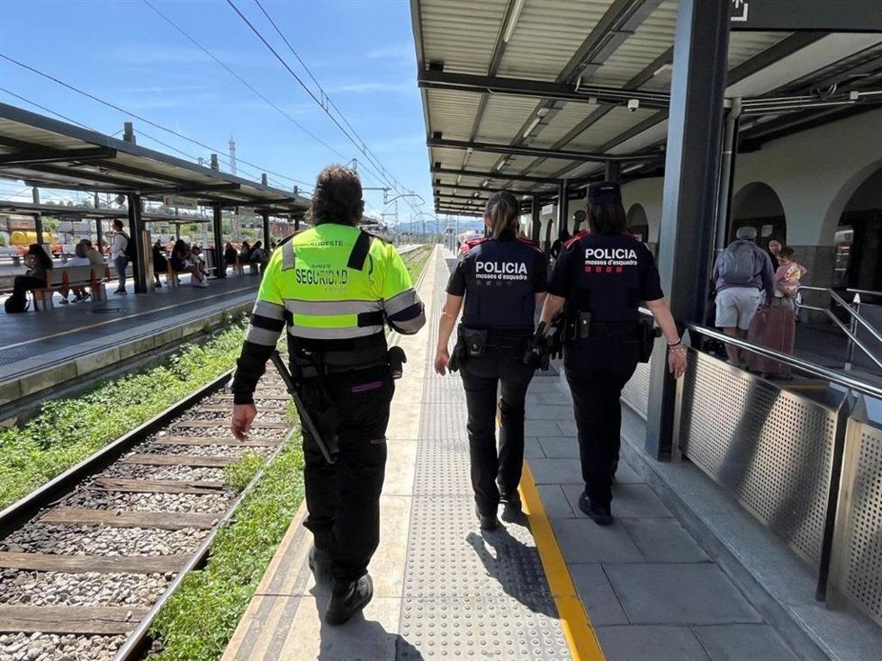 Mossos d'Esquadra en una estación de Rodalies.
