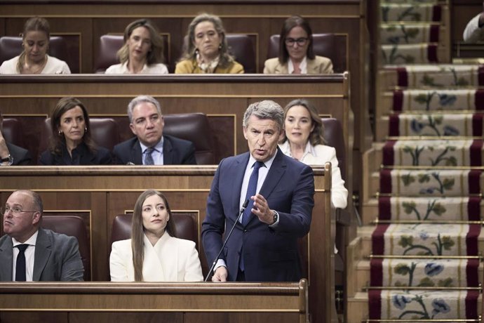 El presidente del PP, Alberto Núñez Feijóo, y la portavoz del PP en el Congreso, Ester Múñoz, durante una sesión plenaria en el Congreso, a 22 de abril de 2026, en Madrid (España). 