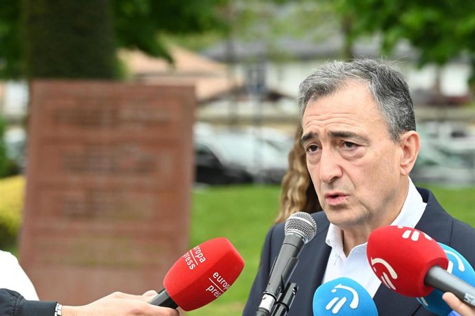 El presidente del PNV, Aitor Esteban, hace declaraciones en Gernika