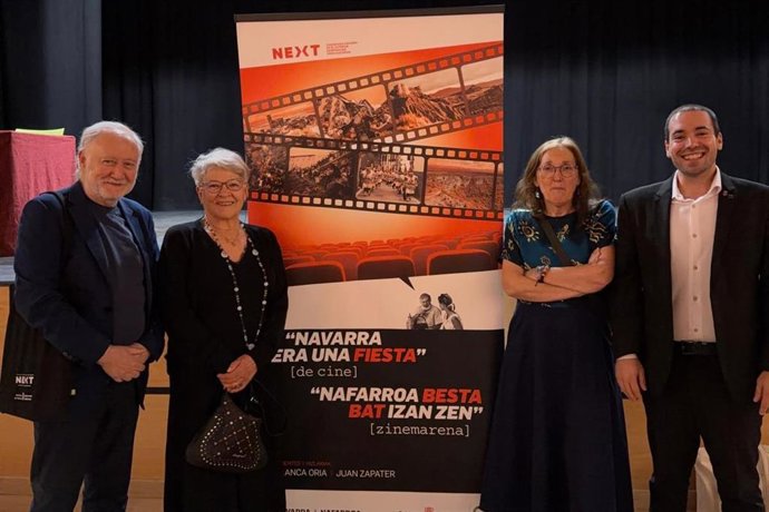 Juan Zapater, Clara Redondo, Blanca Oria y Sergio Pérez García tras la conferencia celebrada en la Casa de Cultura y Hogar Navarro en Valladolid.