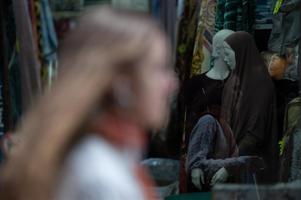 Archivo - Un burka en una tienda en Barcelona.