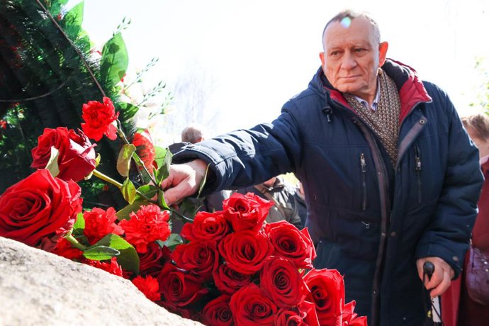 RUSSIA, MOSCOW - APRIL 25, 2026: A man lays flowers at a memorial stone for the liquidators during a ceremony in Yauza Park to mark 40 years since the 1986 disaster at the Chernobyl Nuclear Power Plant
