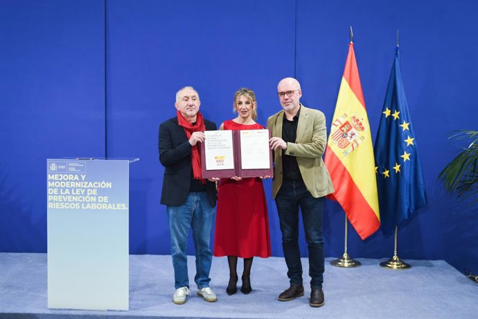 Archivo - La vicepresidenta segunda del Gobierno y ministra de Trabajo y Economía Social, Yolanda Díaz, firma con los secretarios generales de CCOO, Unai Sordo (d) y de UGT, Pepe Álvarez (i), del Acuerdo de mejora y modernización de la Ley de Prevención d