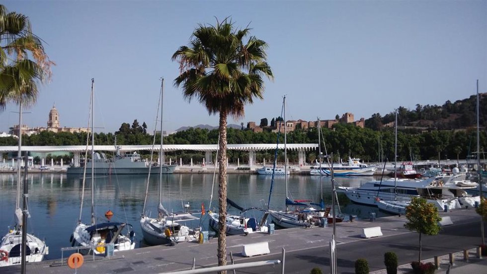 Archivo - Atraque, muelle, barcos, náutico, turismo, turistas, palmeral, catedral, vistas, Málaga. (Imagen de archivo)