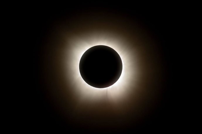 Eclipse total solar desde la nave Orión, a 6 de abril de 2026.