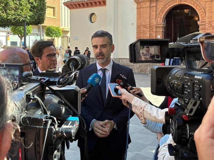 El consejero de Agricultura, Pesca, Agua y Desarrollo Rural, Ramón Fernández Pacheco, en una atención a los medios.
