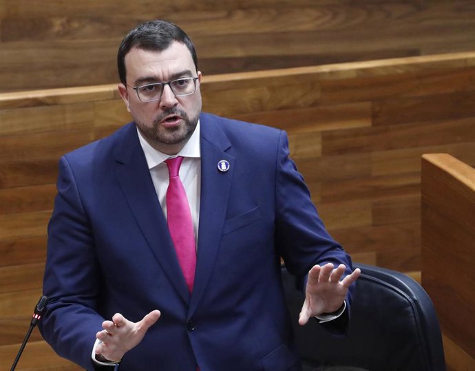 El presidente del Principado de Asturias, Adrián Barbón, en el pleno de la JGPA.