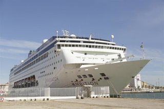 Un crucero anclado en el Puerto de Cádiz.