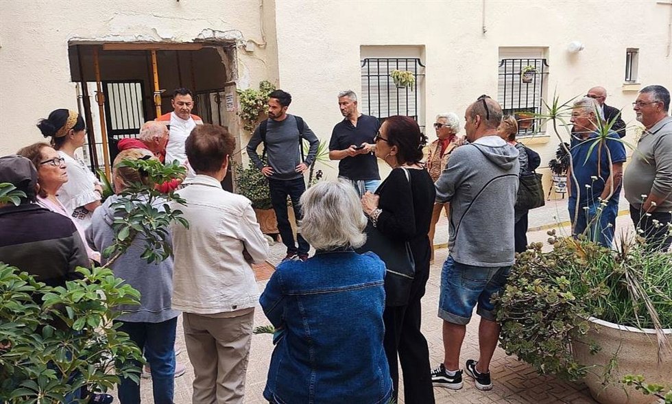 Miembros de Adelante Andalucía reunidos con vecinos de Puntales, en Cádiz.