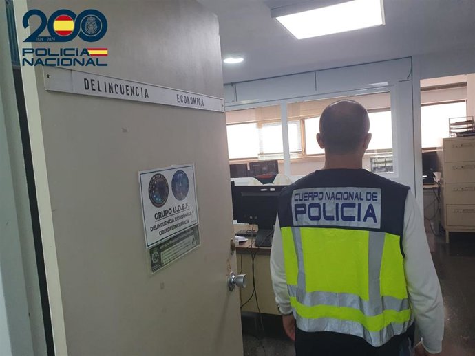 Un agente del Grupo de Delincuencia Económica y Delitos Tecnológicos de la Policía Nacional.