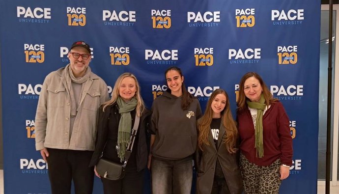 La directora de la ESAD, Dolores Galindo, la secretaria académica, Raquel Jiménez, y alumnas de la ESAD, durante su estancia en Pace University de Nueva York.