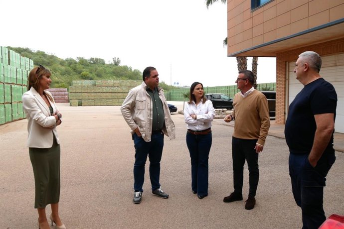 El candidato al Parlamento andaluz Víctor Torres en su visita a la empresa Miramar de Bailén.