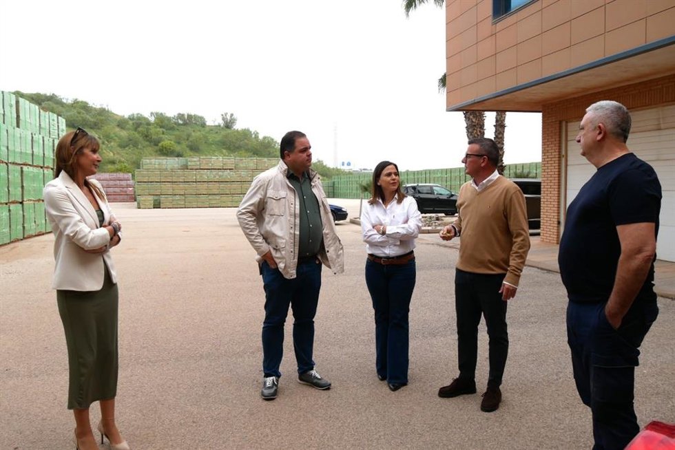 El candidato al Parlamento andaluz Víctor Torres en su visita a la empresa Miramar de Bailén.