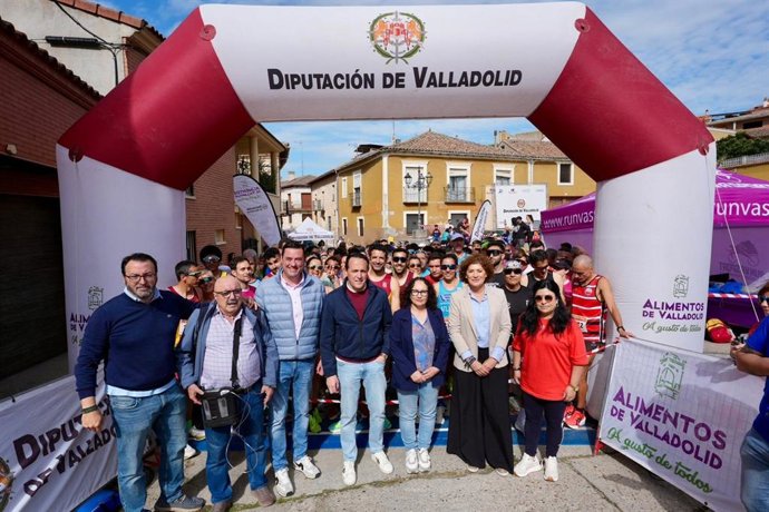 Mayte Martínez junto al presidente de la Diputación de Valladolid, Conrado Íscar, en la salida de la carrera en Mucientes