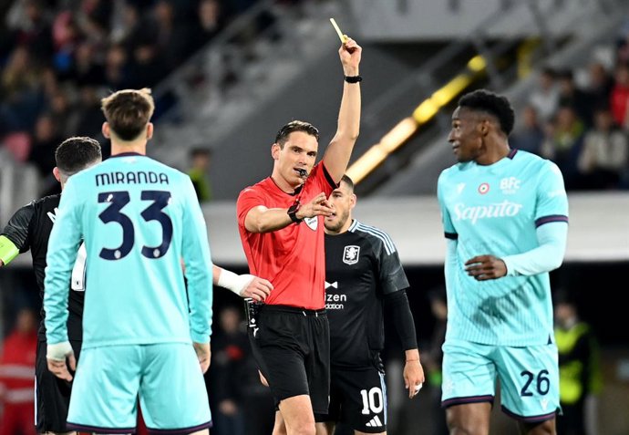 09 April 2026, Italy, Bologna: Referee Sandro Scharer shows Bologna's Jhon Lucumi (R) a yellow card during the UEFA Europa League Quarter-Final first-leg soccer match between Bologna FC and Aston Villa FC at Renato Dall'Ara. Photo: Gianluca Ricci/PA Wire/