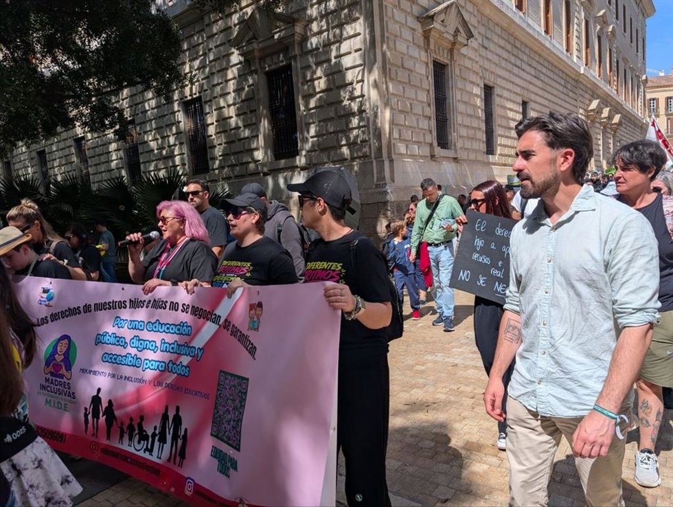 El candidato de Adelante Andalucía por Málaga, Luis Rodrigo, durante la manifestación en defensa de las familias con Necesidades Específicas de Apoyo Educativo (NEAE).